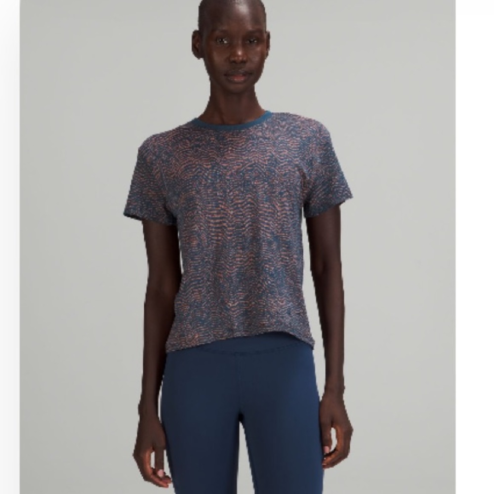 Lululemon Train to be short sleeve shirt. Color: ripple wave mineral blue/orange